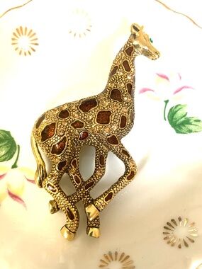 Vintage Gold-tone Giraffe Brooch w Amber Enamel Spots. Emerald rhinestone eyes